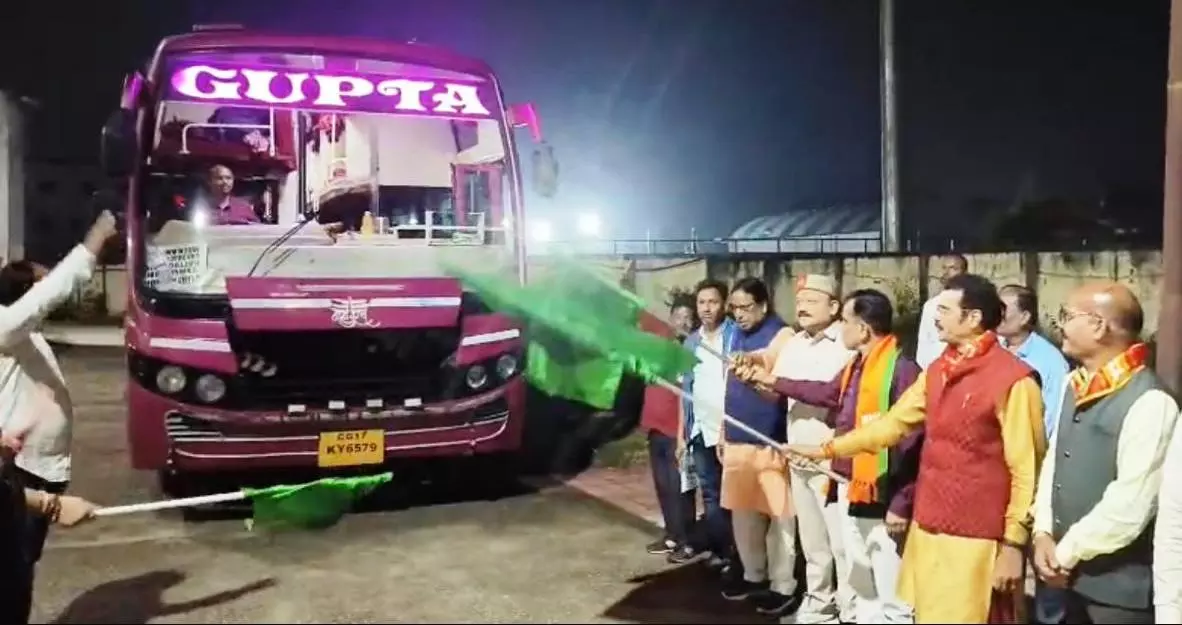 बस्तर के 87 तीर्थयात्री श्रीरामलला के दर्शन करने रवाना बस्तर के 87 तीर्थयात्री श्रीरामलला के दर्शन करने रवाना