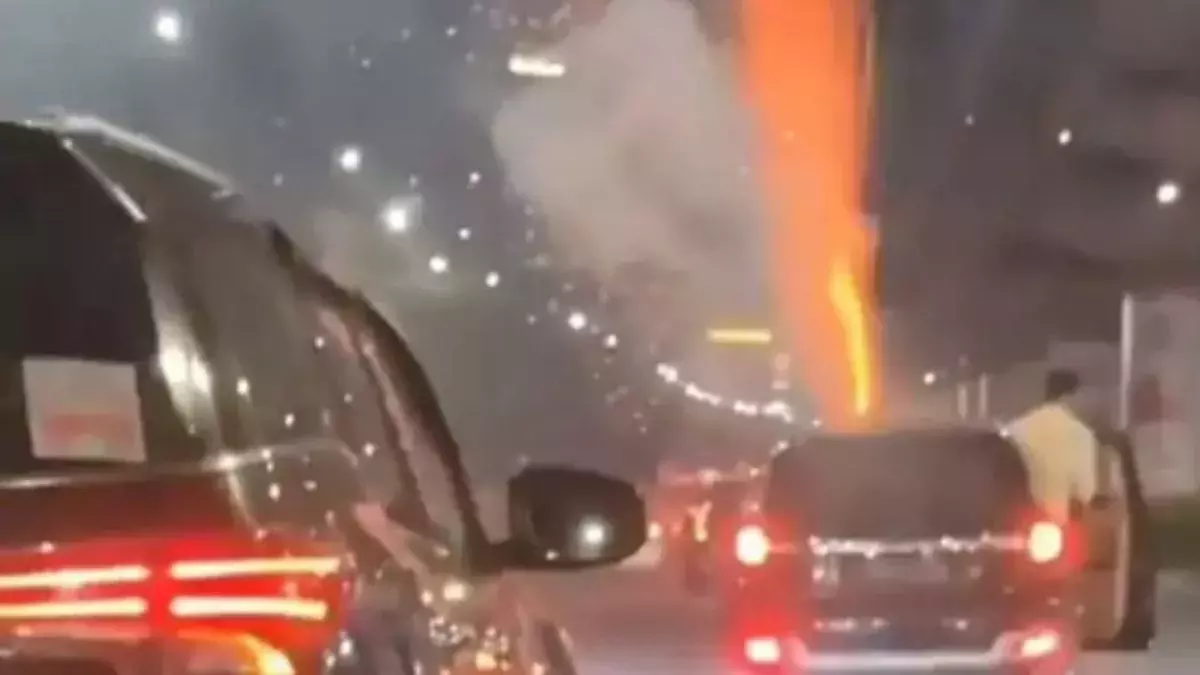 Gurugram: सड़क सुरक्षा नियम तोड़कर कार से पटाखे फोड़े गए Gurugram: सड़क सुरक्षा नियम तोड़कर कार से पटाखे फोड़े गए