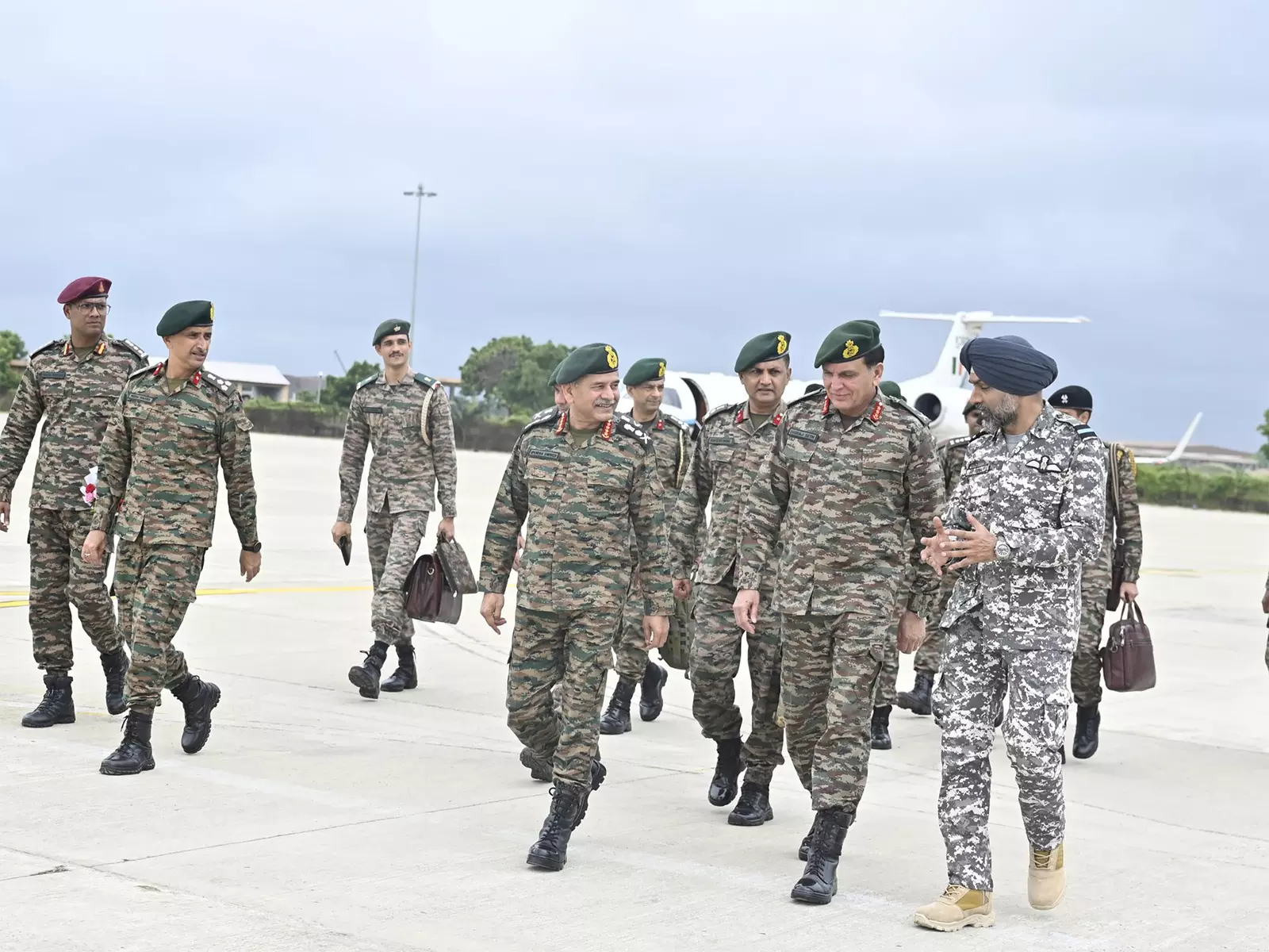 COAS जनरल उपेंद्र द्विवेदी ने भुज वायु सेना स्टेशन का दौरा किया, वायुसेना अधिकारियों से बातचीत की COAS जनरल उपेंद्र द्विवेदी ने भुज वायु सेना स्टेशन का दौरा किया, वायुसेना अधिकारियों से बातचीत की