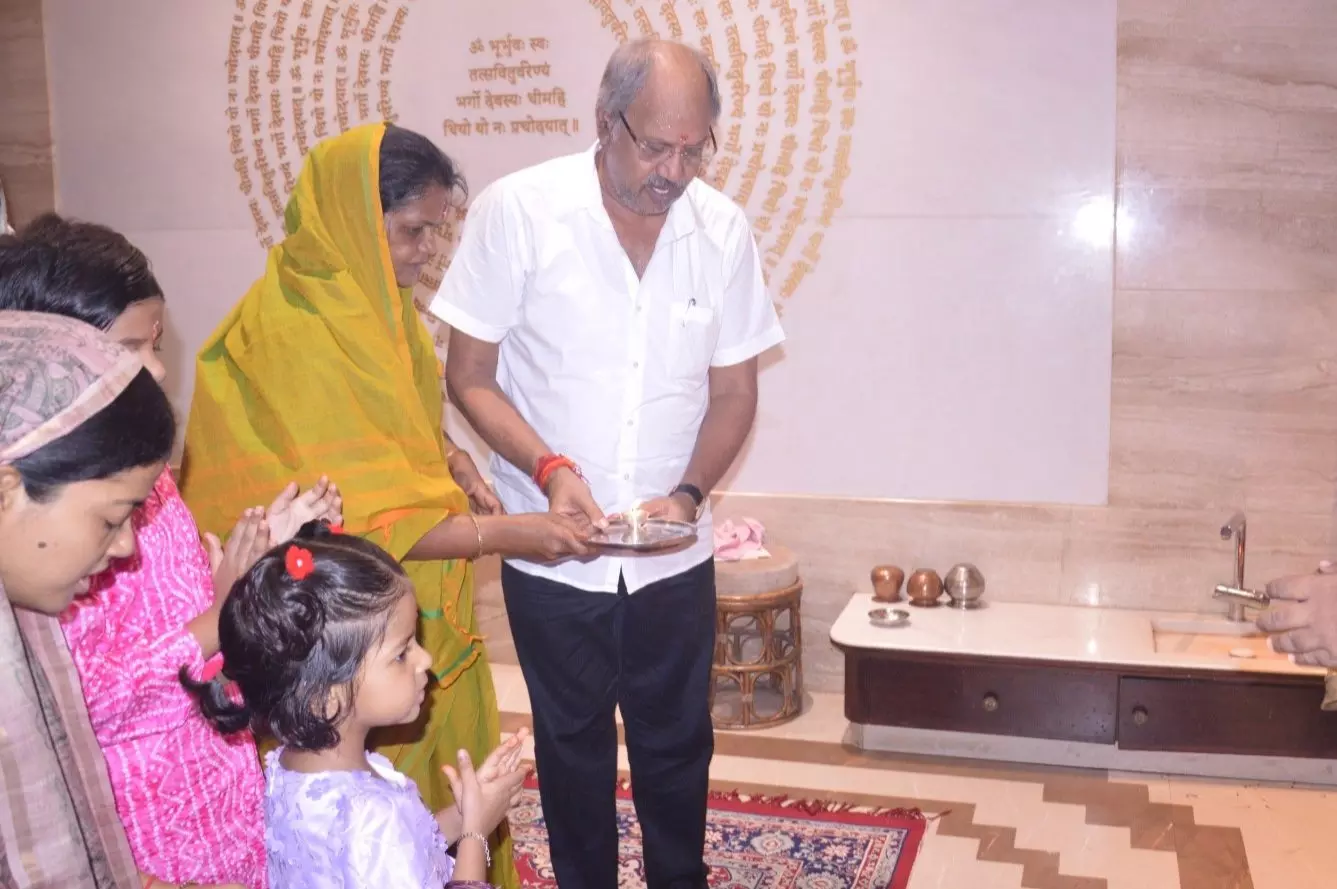 सांसद बृजमोहन अग्रवाल ने देवी स्वरूपा कन्याओं का पूजन कर भोजन खिलाया सांसद बृजमोहन अग्रवाल ने देवी स्वरूपा कन्याओं का पूजन कर भोजन खिलाया