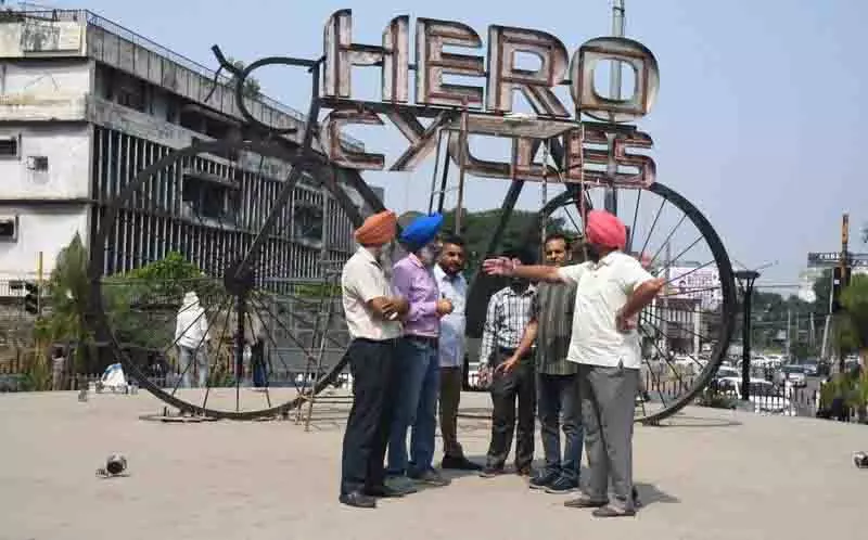 Ludhiana के हृदय से शहीद की प्रतिमा अब भी गायब, कार्यकर्ताओं ने की बहाली की मांग Ludhiana के हृदय से शहीद की प्रतिमा अब भी गायब, कार्यकर्ताओं ने की बहाली की मांग