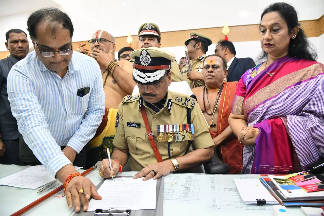 शिवधर रेड्डी ने तेलंगाना के डीजीपी का पदभार संभाला शिवधर रेड्डी ने तेलंगाना के डीजीपी का पदभार संभाला