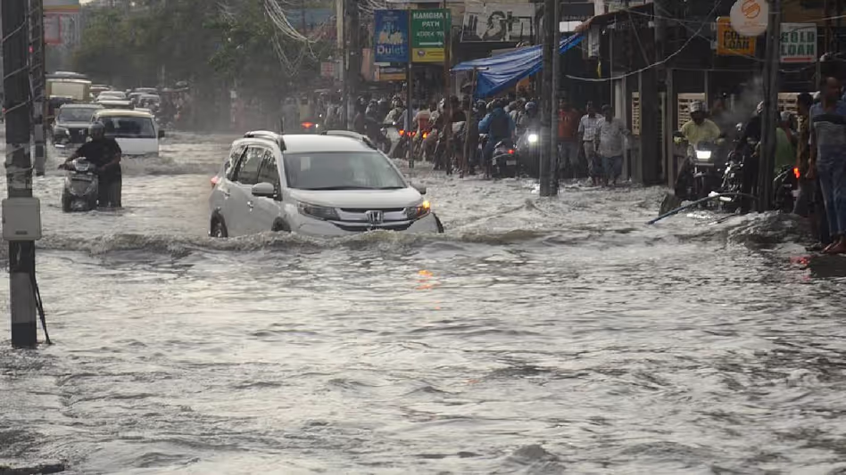 Assam : लगातार बारिश से गुवाहाटी में अफरा-तफरी, जल निकासी की समस्या उजागर Assam : लगातार बारिश से गुवाहाटी में अफरा-तफरी, जल निकासी की समस्या उजागर