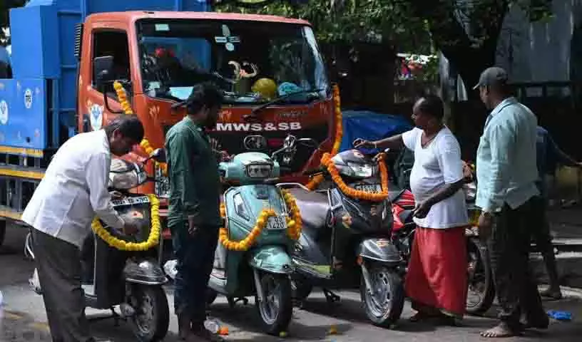विजयादशमी से पहले Hyderabad के मंदिरों में आयुध पूजा की भीड़ देखी गई विजयादशमी से पहले Hyderabad के मंदिरों में आयुध पूजा की भीड़ देखी गई