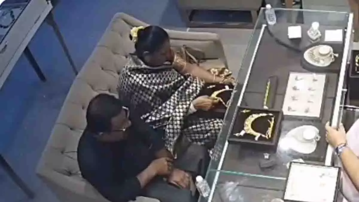 UP: बुलंदशहर में दंपत्ति ने 6 लाख रुपये के सोने के आभूषण चुराए UP: बुलंदशहर में दंपत्ति ने 6 लाख रुपये के सोने के आभूषण चुराए