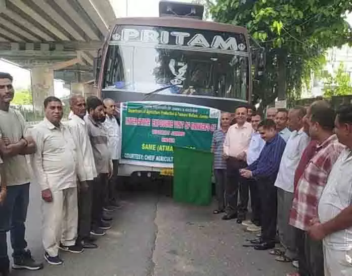 JAMMU: कृषि निदेशक ने एक्सपोज़र टूर को हरी झंडी दिखाई JAMMU: कृषि निदेशक ने एक्सपोज़र टूर को हरी झंडी दिखाई