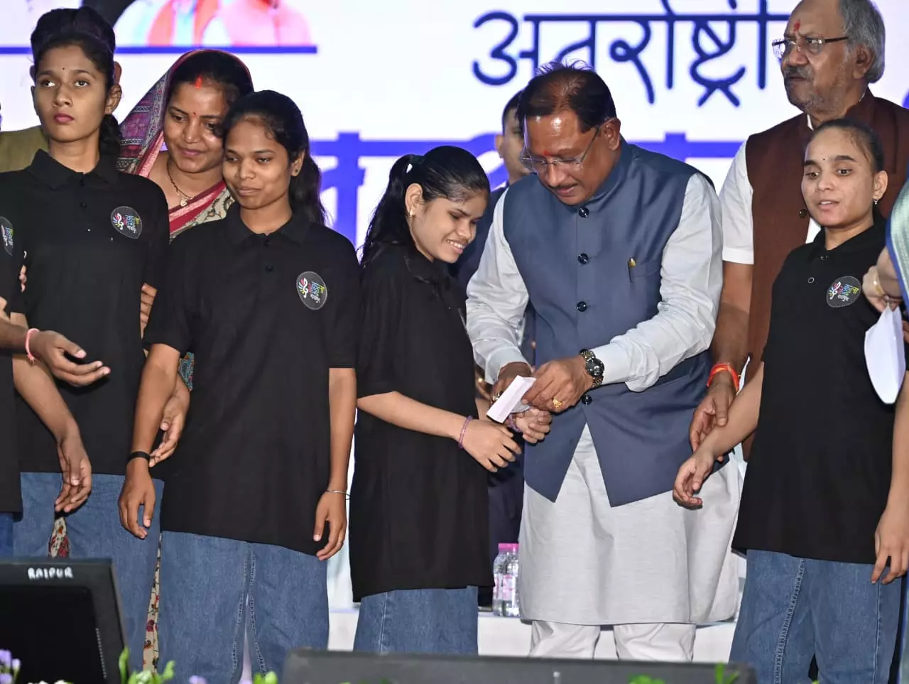 CM साय ने प्रोजेक्ट दिव्य धुन के बच्चों को दी 11 हजार की प्रोत्साहन राशि CM साय ने प्रोजेक्ट दिव्य धुन के बच्चों को दी 11 हजार की प्रोत्साहन राशि