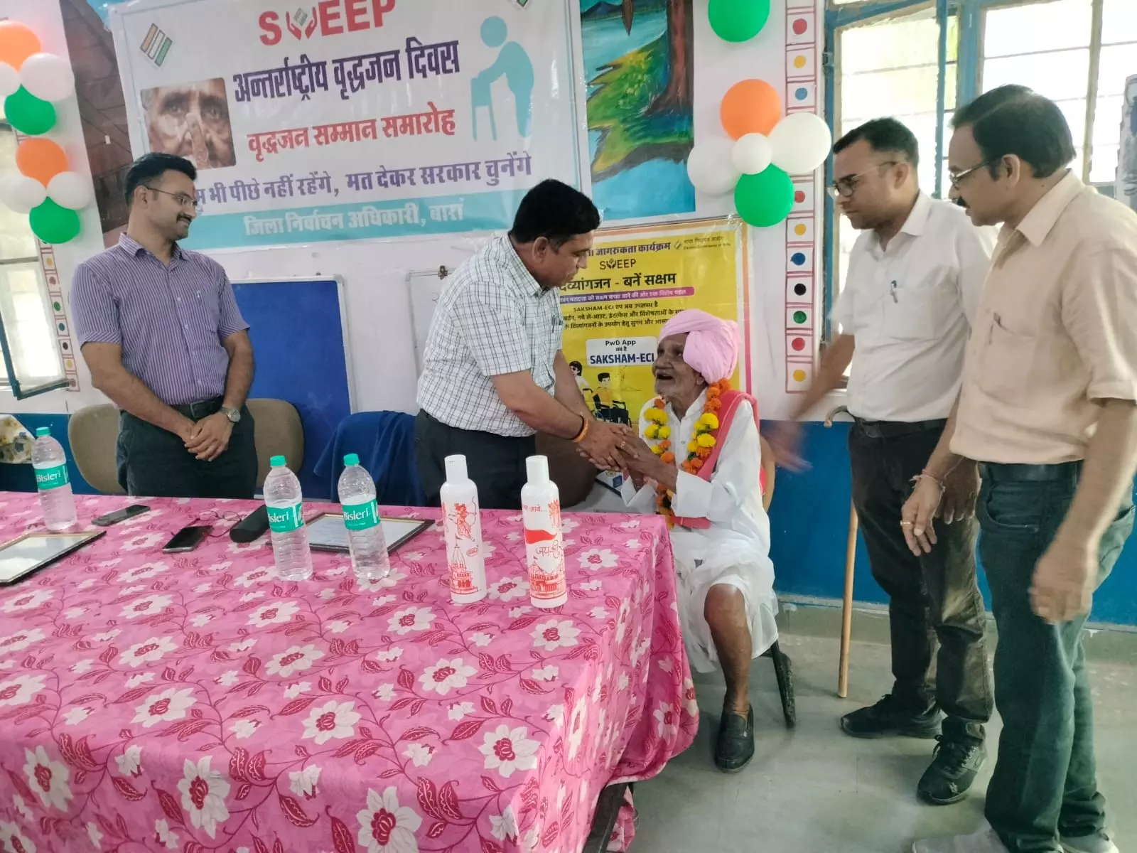 Baran: अंतरराष्ट्रीय वृद्धजन दिवस पर शतायु मतदाताओं का सम्मान Baran: अंतरराष्ट्रीय वृद्धजन दिवस पर शतायु मतदाताओं का सम्मान