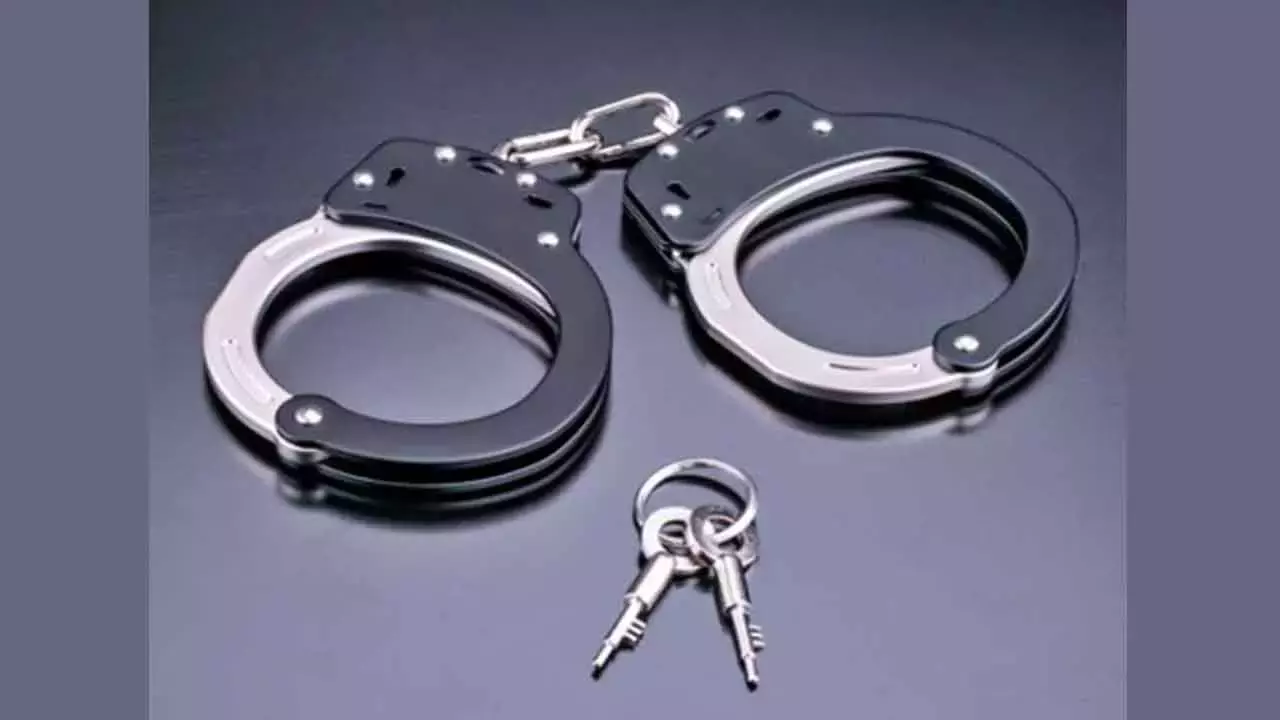 Karnataka: राज्य में गिरफ्तार व्यक्ति को कुल्लू ले जाया गया, रिमांड पर लिया गया Karnataka: राज्य में गिरफ्तार व्यक्ति को कुल्लू ले जाया गया, रिमांड पर लिया गया