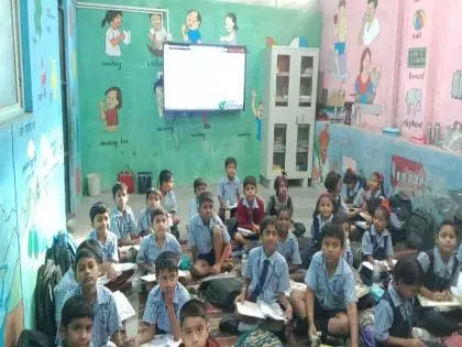 छात्रों को फर्श पर बैठने की व्यवस्था, खेल के मैदान की कमी और कीटों की समस्या से जूझना पड़ रहा छात्रों को फर्श पर बैठने की व्यवस्था, खेल के मैदान की कमी और कीटों की समस्या से जूझना पड़ रहा