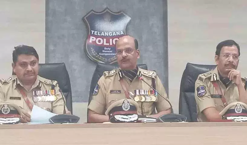 DGP शिवधर रेड्डी ने फर्जी खबरें फैलाने वालों के खिलाफ सख्त कार्रवाई की चेतावनी दी DGP शिवधर रेड्डी ने फर्जी खबरें फैलाने वालों के खिलाफ सख्त कार्रवाई की चेतावनी दी