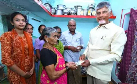 आंध्र प्रदेश ने 16 महीनों में सामाजिक सुरक्षा पेंशन पर खर्च किए 48,000 करोड़ से अधिक आंध्र प्रदेश ने 16 महीनों में सामाजिक सुरक्षा पेंशन पर खर्च किए 48,000 करोड़ से अधिक