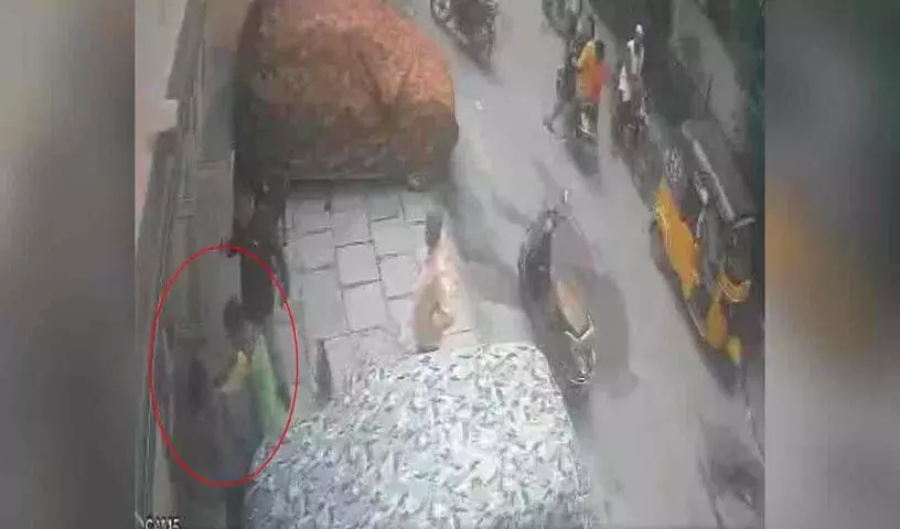 कुत्ते के मल के बारे में पूछताछ करने पर वृद्ध महिला पर कांस्टेबल की पत्नी ने किया हमला कुत्ते के मल के बारे में पूछताछ करने पर वृद्ध महिला पर कांस्टेबल की पत्नी ने किया हमला