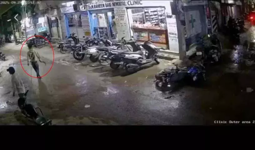 Hyderabad में गांजे के नशे में धुत एक उपद्रवी पर चाकू से हमला Hyderabad में गांजे के नशे में धुत एक उपद्रवी पर चाकू से हमला