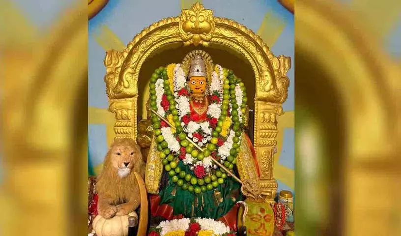 श्री महिषासुर मर्दिनी शृंगार में दिखीं देवी दुर्गा श्री महिषासुर मर्दिनी शृंगार में दिखीं देवी दुर्गा