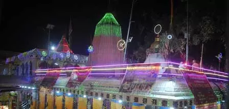 नवरात्रि के समापन पर देवी मंदिरों में दो करोड़ से अधिक श्रद्धालुओं ने किए दर्शन नवरात्रि के समापन पर देवी मंदिरों में दो करोड़ से अधिक श्रद्धालुओं ने किए दर्शन