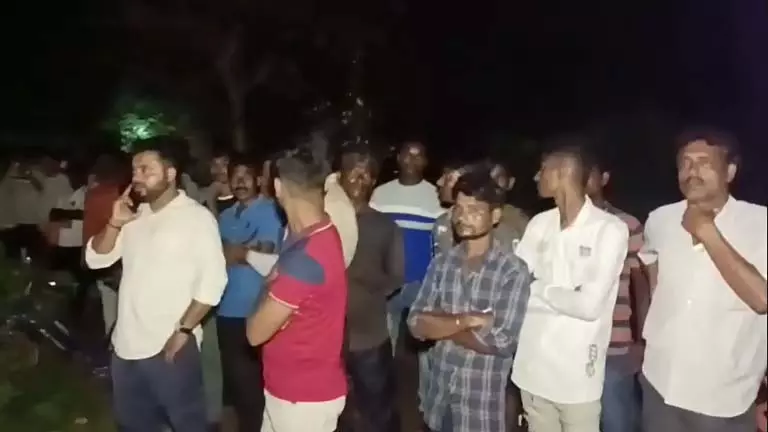 Bankura में प्रेमी युगल के सड़े-गले शव लटके मिले Bankura में प्रेमी युगल के सड़े-गले शव लटके मिले
