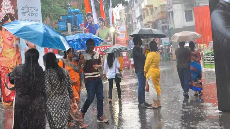 नवमी के पंडाल दर्शन में बारिश ने खलल डाला, दशमी को कैसा रहेगा मौसम? नवमी के पंडाल दर्शन में बारिश ने खलल डाला, दशमी को कैसा रहेगा मौसम?