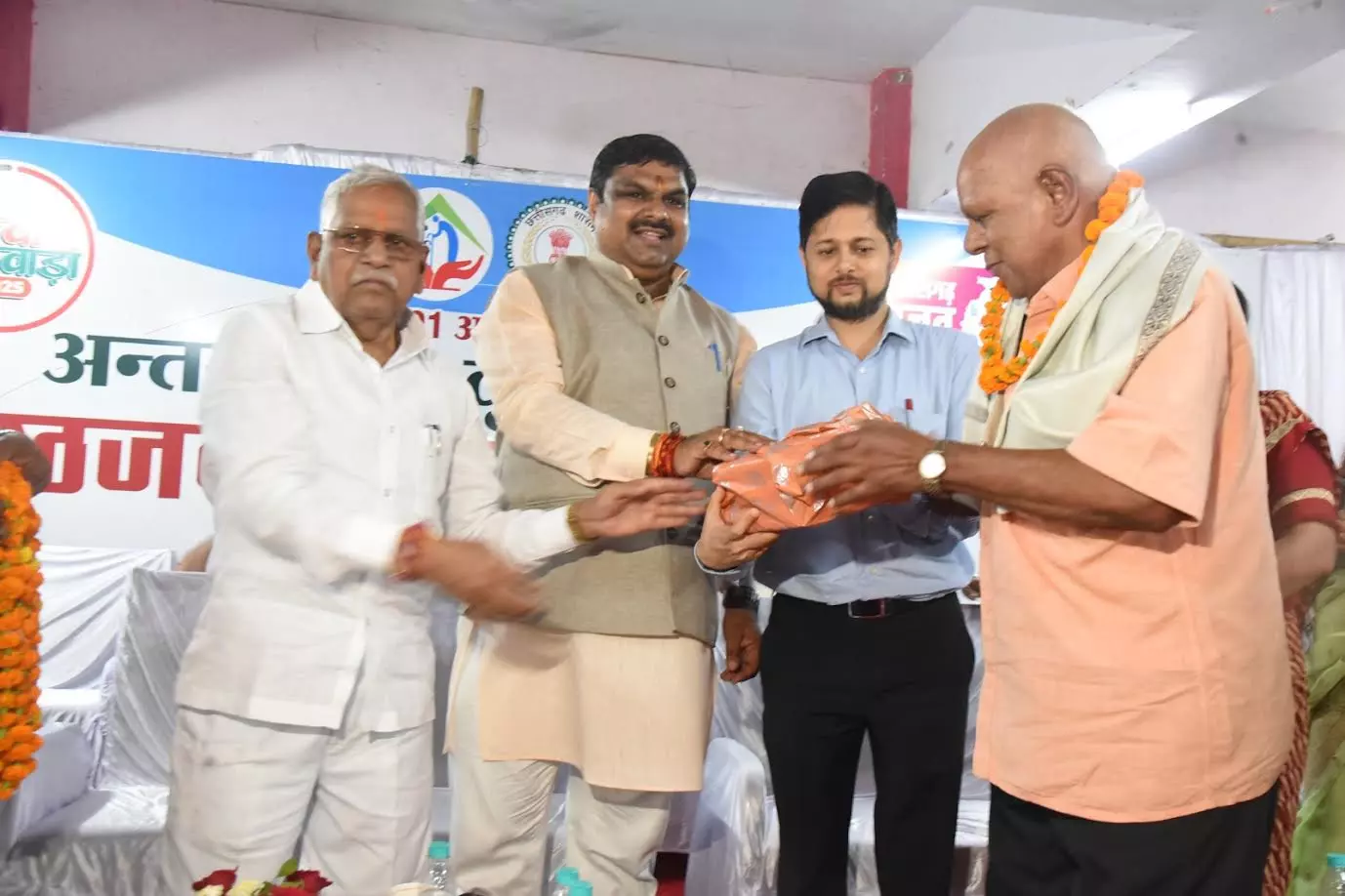 अंतर्राष्ट्रीय वृद्धजन दिवस पर मंत्री यादव ने वरिष्ठजनों को किया सम्मानित अंतर्राष्ट्रीय वृद्धजन दिवस पर मंत्री यादव ने वरिष्ठजनों को किया सम्मानित