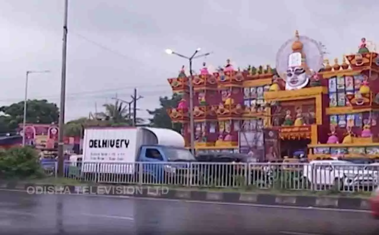 Odisha: भीगे हुए पर मुस्कुराते हुए श्रद्धालु, दुर्गा पूजा का अनोखा नजारा Odisha: भीगे हुए पर मुस्कुराते हुए श्रद्धालु, दुर्गा पूजा का अनोखा नजारा