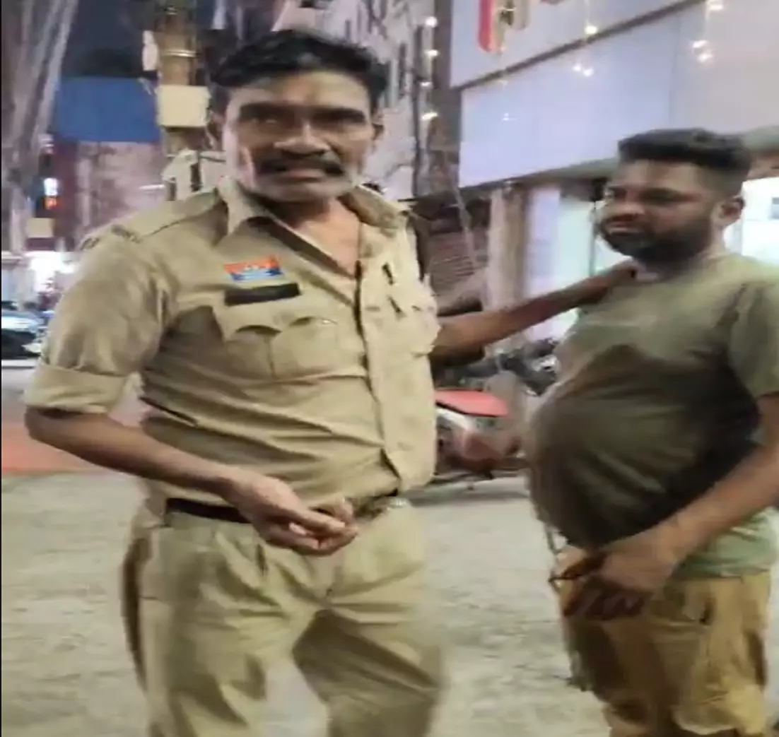 Raipur Breaking: शराब के नशे में पुलिस कांस्टेबल ने गरीब से 2000 रुपये छीने Raipur Breaking: शराब के नशे में पुलिस कांस्टेबल ने गरीब से 2000 रुपये छीने