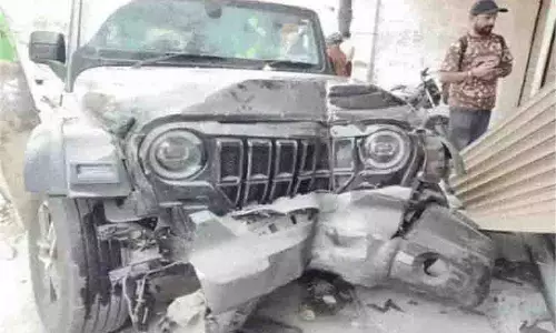 Punjab: तेज रफ्तार थार कार किराने की दुकान में घुसी, मची अफरा-तफरी Punjab: तेज रफ्तार थार कार किराने की दुकान में घुसी, मची अफरा-तफरी