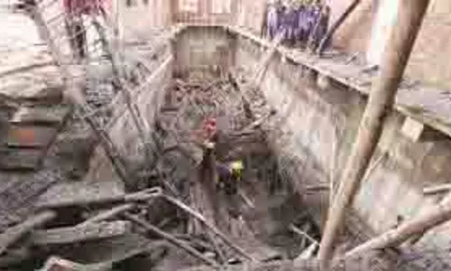 Kolhapur: फायर स्टेशन का गिरा स्लैब, एक की मौत, कई घायल Kolhapur: फायर स्टेशन का गिरा स्लैब, एक की मौत, कई घायल
