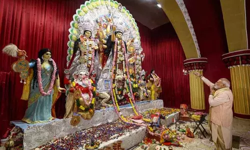 प्रधानमंत्री ने सीआर पार्क दुर्गा पूजा पंडाल में अष्टमी पर पूजा-अर्चना की प्रधानमंत्री ने सीआर पार्क दुर्गा पूजा पंडाल में अष्टमी पर पूजा-अर्चना की