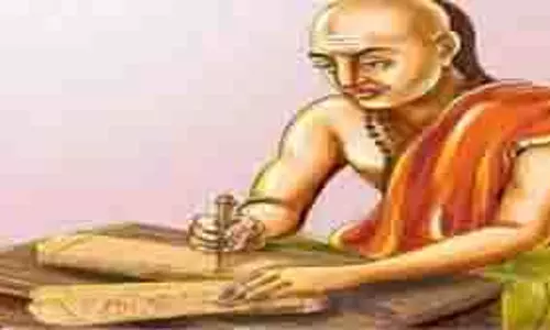 Chanakya Niti: देवी लक्ष्मी स्वयं घरों में आती हैं और धन से भंडार भर देती हैं Chanakya Niti: देवी लक्ष्मी स्वयं घरों में आती हैं और धन से भंडार भर देती हैं