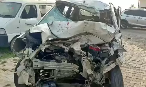 हाईवे पर खड़े ट्रक से टकराई तेज रफ्तार कार, 6 की मौत