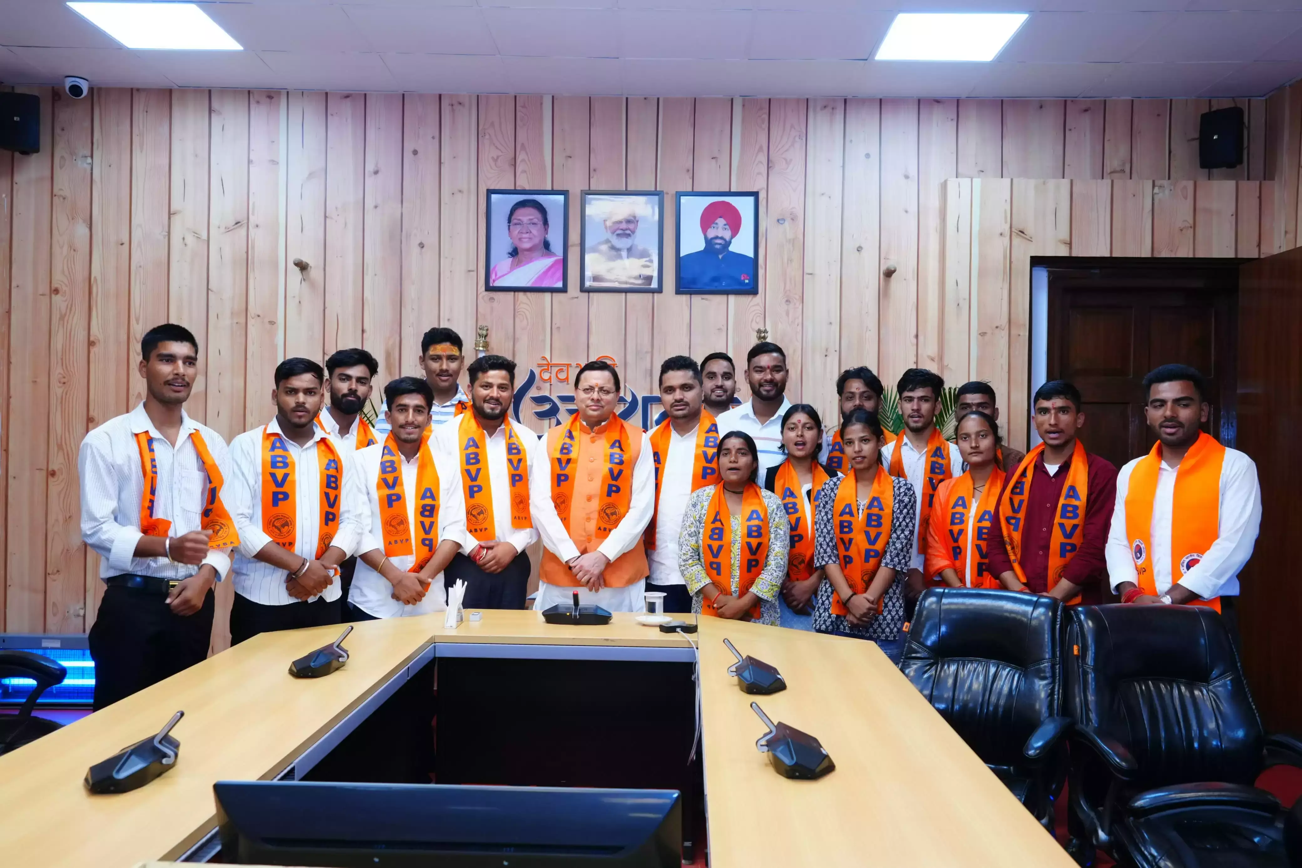 Dehradun: एबीवीपी विजयी टीम ने मुख्यमंत्री से की मुलाकात Dehradun: एबीवीपी विजयी टीम ने मुख्यमंत्री से की मुलाकात