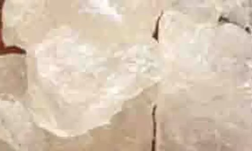 फिटकरी से पाएं दाग-धब्बों और पिंपल्स से छुटकारा, जानें सही तरीका फिटकरी से पाएं दाग-धब्बों और पिंपल्स से छुटकारा, जानें सही तरीका