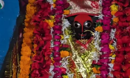 वाराणसी : महानवमी पर मां सिद्धिदात्री के दर्शन को उमड़े श्रद्धालु, मां के जयकारे से गूंज उठा मंदिर परिसर