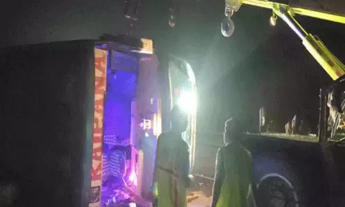 सड़क हादसा: डिवाइडर से टकराई बस, 13 यात्री हुए घायल