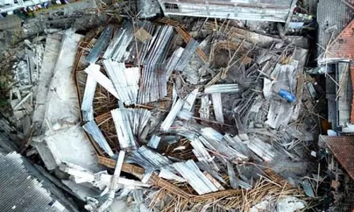 इंडोनेशिया में स्कूल की इमारत ढहने के बाद 91 लोग फंसे, तीन की मौत 26 अस्पताल में भर्ती इंडोनेशिया में स्कूल की इमारत ढहने के बाद 91 लोग फंसे, तीन की मौत 26 अस्पताल में भर्ती