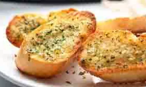 Cheese Garlic Bread Without Oven: बिना ओवन के घर पर मिनटों में तैयार करें चीज गार्लिक ब्रेड Cheese Garlic Bread Without Oven: बिना ओवन के घर पर मिनटों में तैयार करें चीज गार्लिक ब्रेड