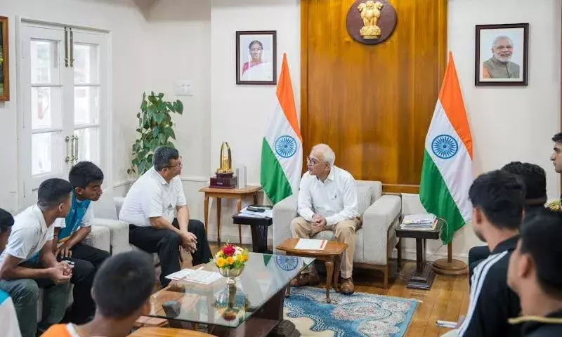 Manipur CP फुटबॉल टीम ने दिव्यांग खेलों के लिए राज्यपाल से नीति बदलाव की मांग की