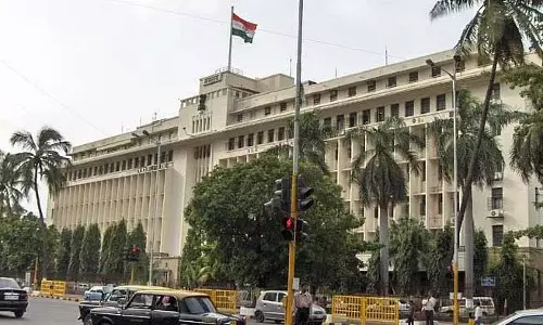 Mumbai : शिकायतों पर कार्रवाई न होने पर बुजुर्ग व्यक्ति ने मंत्रालय के बाहर आत्मदाह का प्रयास किया
