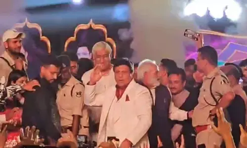 गोविंदा के गरबा कार्यक्रम में भीड़ हुई बेकाबू, बच्ची और महिलाएं घायल