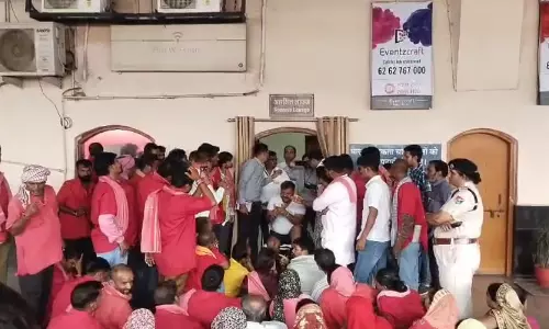 कुलियों के मुंह से निवाला छिन रहे बैटरी चलित वाहन वाले, रायपुर रेलवे स्टेशन में भारी विरोध