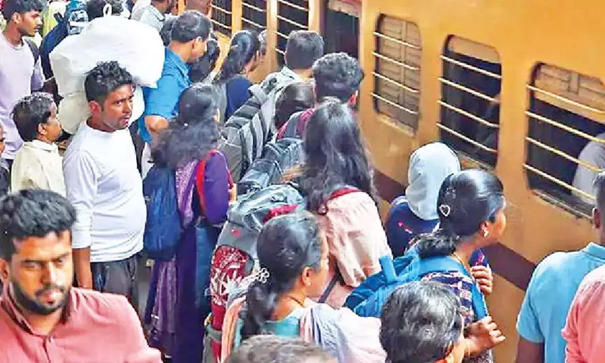 दशहरा के दौरान भारी भीड़ के कारण विशेष ट्रेनों की मांग बढ़ी दशहरा के दौरान भारी भीड़ के कारण विशेष ट्रेनों की मांग बढ़ी