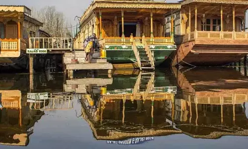 कश्मीर में पर्यटन में गिरावट से परिवहन संचालकों पर बुरा असर; वाहन ऋण असहनीय