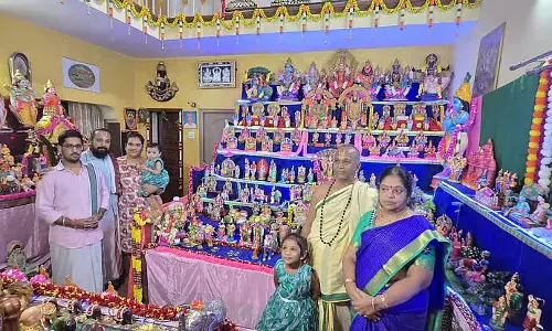 दशहरा गुड़ियों का रंगारंग प्रदर्शन: बुद्ध, गांधीजी, अंबेडकर की गुड़ियों ने खींचा ध्यान दशहरा गुड़ियों का रंगारंग प्रदर्शन: बुद्ध, गांधीजी, अंबेडकर की गुड़ियों ने खींचा ध्यान
