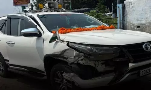 बाल-बाल बचे स्वास्थ्य मंत्री श्याम बिहारी जायसवाल,  ट्रक की ठोकर से कार का एक हिस्सा क्षतिग्रस्त