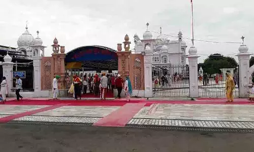 Gurdwara बीर बाबा बुड्ढा साहिब तीर्थयात्रियों के लिए महान श्रद्धा का स्थान है Gurdwara बीर बाबा बुड्ढा साहिब तीर्थयात्रियों के लिए महान श्रद्धा का स्थान है