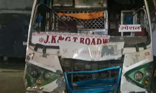 Jabalpur: भंडारे में घुसी बस, घायल हुए 15 लोग Jabalpur: भंडारे में घुसी बस, घायल हुए 15 लोग