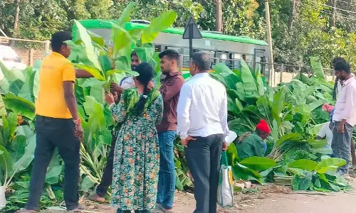 आयुध पूजा के लिए बाजार खचाखच भरे: त्योहारी सामान खरीदने में भीड़