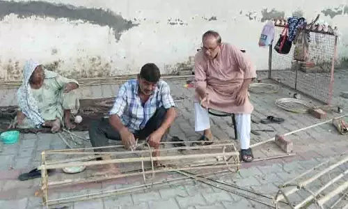 मुस्लिम कारीगर Ravana के पुतले बनाने की तीन पीढ़ियों की विरासत को कायम रख रहे हैं मुस्लिम कारीगर Ravana के पुतले बनाने की तीन पीढ़ियों की विरासत को कायम रख रहे हैं