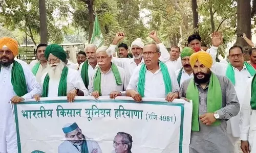 डिजिटल तौल मशीनों में देरी को लेकर किसानों ने Karnal मंडी कार्यालय के गेट पर ताला जड़ा डिजिटल तौल मशीनों में देरी को लेकर किसानों ने Karnal मंडी कार्यालय के गेट पर ताला जड़ा