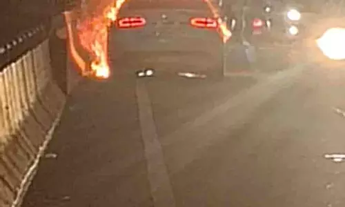 Ludhiana : चलती लग्जरी कार में चंद मिनटों में मच गया हड़कंप Ludhiana : चलती लग्जरी कार में चंद मिनटों में मच गया हड़कंप